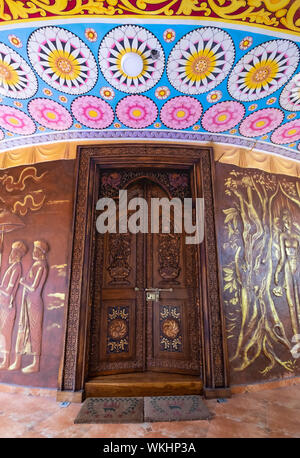 KANDY, SRI LANKA - AUGUST 05-2019: Der Tempel in Kandy, Sri Lanka. Die Tür aus Holz. Es ist eine der berühmten Tempel für Reisen. Stockfoto