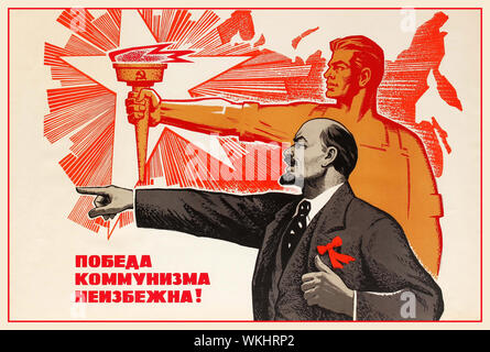 Jahrgang 1960 die sowjetische Propaganda Poster' den Sieg des Kommunismus ist unvermeidlich" mit Abbildung von Lenin zeigen und eine Sowjetische Arbeiter, die eine Fackel des Kommunismus hinter ihm. Sowjetunion, 1969, Designer: V. Konuhov Stockfoto