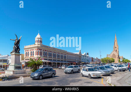 High Street mit Blick auf die Kathedrale von St. Michael und St. George, Grahamstown (Makhanda), Eastern Cape, Südafrika Stockfoto