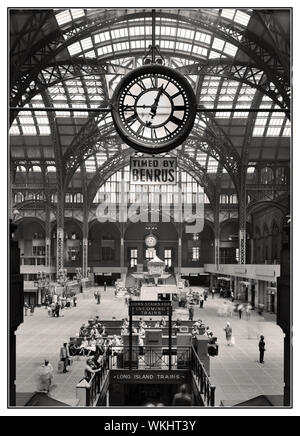 Jahrgang 1950 das Bild von der Pennsylvania Station in New York City die große Uhr unter der Glaskuppel in der Ausfahrt I-475 von der Pennsylvania Station in New York City Pennsylvania Station war ein historischer Bahnhof in New York City, von der Pennsylvania Railroad (PRR), seinen Erbauer und ursprünglichen Mieter genannt. In den 1960er Jahren abgerissen Stockfoto