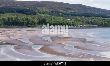 Blick auf die Küstenlinie im Dorf Applecross auf der Halbinsel Applecross an der Touristenfahrstrecke North Coast 500 im Norden Schottlands, Großbritannien Stockfoto