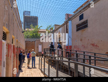 Gruppe von Besuchern auf die Isolation Zellen in Reihe vier Gefängnis, Constitution Hill, Johannesburg, Südafrika Stockfoto