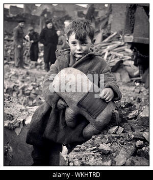 WW2 UK Propaganda Bild eines verlassenen Selbst bewusst junge Holding ein Spielzeug Tier inmitten von Ruinen folgende deutsche Antenne Bombardierung von London, 1940 gefüllte Stockfoto