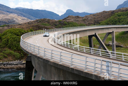 Auto fahren auf der Kylesku Brücke an der Nordküste 500 touristische fahrende Route im Norden von Schottland, Großbritannien Stockfoto