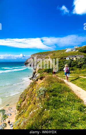 Die Menschen wandern in der Nähe von Mawgan Porth Strand in Cornwall, Großbritannien Stockfoto
