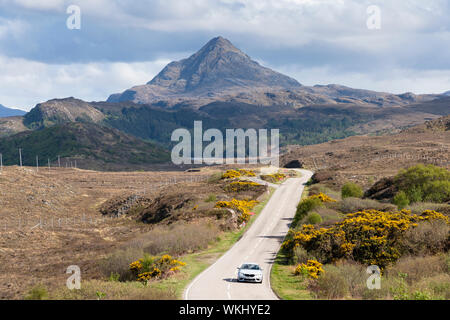 Autofahren auf der North Coast 500 Touristenroute in der Nähe der Laxford Bridge im Norden Schottlands, Großbritannien Stockfoto