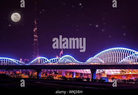 Schöne Stadtbild bei Nacht, Vollmond und Sternenhimmel über Luxus teuren asiatische Stadt, Burj Khalifa, Dubai, Vereinigte Arabische Emirate, Reisen und Tourismus-Konzept Stockfoto