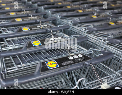 Polen, tschenstochau - 20. Juni 2019: Shopping Carts der LIDL Supermarkt. Deutsche Discounter im Jahr 1973 von deutschen Kaufmann Dieter Schwarz gegründet. Stockfoto