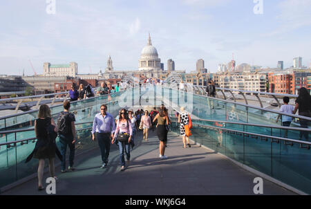 Menschen zu Fuß über die Millennium Bridge in London Sommer 2019 Stockfoto