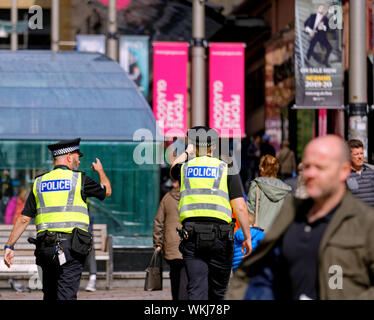 Glasgow, Schottland, Großbritannien. 4. September 2019. UK Wetter: Sonnig Tag nach Duschen und Wind wie Buchanan Street, der Stil Meile von Schottland, sah, Touristen und ein Ende Sommer treiben. Gerard Fähre / alamy Leben Nachrichten Stockfoto