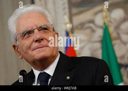 Roma, Italia. 04 Sep, 2019. Italienische Staatspräsident Sergio Mattarella Rom 4. September 2019. Quirinale. Giuseppe Conte, nach einem kurzen Gespräch mit dem Präsidenten der Republik, akzeptiert die Präsident Mandat Italiens neue Regierung zu bilden. Foto Samantha Zucchi Insidefoto Credit: insidefoto Srl/Alamy leben Nachrichten Stockfoto