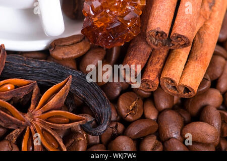 Aroma Kaffee. Zutaten. coffe Beens, Anis, Vanille, Zimt, Stockfoto