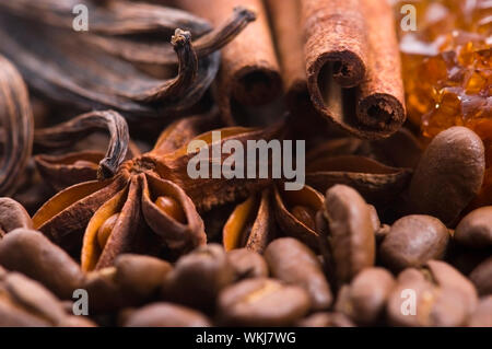 Aroma Kaffee. Zutaten. coffe Beens, Anis, Vanille, Zimt, Stockfoto