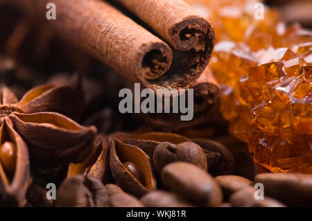 Aroma Kaffee. Zutaten. coffe Beens, Anis, Zimt, Zucker Stockfoto