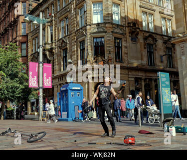 Glasgow, Schottland, Großbritannien. 4. September 2019. UK Wetter: Sonnig Tag nach Duschen und Wind wie Buchanan Street, der Stil Meile von Schottland, sah, Touristen und ein Ende Sommer treiben. Gerard Fähre / alamy Leben Nachrichten Stockfoto