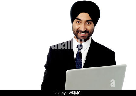 Junge indische Geschäftsmann arbeiten mit laptop Stockfoto
