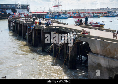 Kinder Angeln vom Pier Bridlington Harbor East Yorkshire 2019 Stockfoto