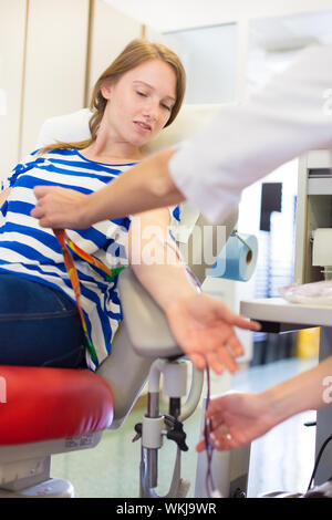 Krankenschwester und Blut Schenker zur Spende. Stockfoto