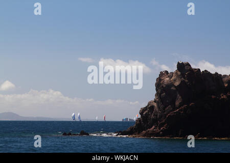 Segelschiff Yachten mit weissen Segeln im Rennen der Regatta auf dem offenen Meer. Stockfoto