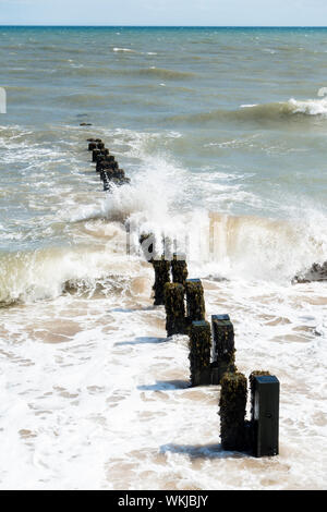 Wellen über groyne Bridlington Strand East Yorkshire 2019 brechen Stockfoto