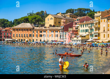 Sestri Levante, Ligurien, Italien - 16. August 2019: Badeort an der Riviera Levante/Sandstrand an der Küste mit herrlichem Blick/Urlaub in Stockfoto