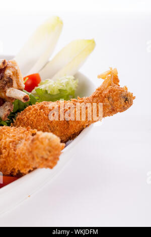 Gesunde platter gemischter Aufschnitt einschließlich gegrilltes Steak, knusprig panierte Hähnchen und Rindfleisch auf einem Bett von frischem grünem Salat serviert mit Französischen Stockfoto