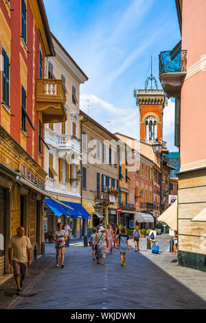 Sestri Levante, Ligurien, Italien - 16. August 2019: Resort an der Riviera Levante/historischen Straßen der Stadt/Bunte Häuser mit Geschäften und Cafe Stockfoto