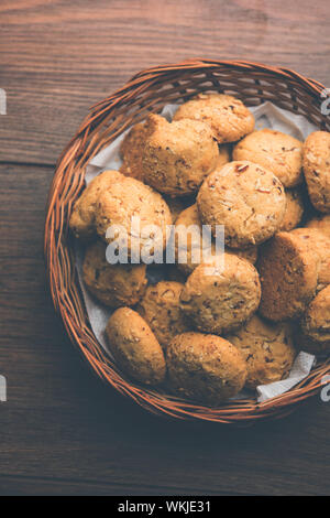 Nan khatai oder Nankhatai ist ein authentischer indischer süßer und herzhafter Eierlos-Keks, der mit trockenen Früchten beladen ist Stockfoto