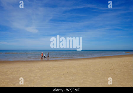 Reife Menschen zu Fuß auf Wells-next-the-Sea Beach, North Norfolk, England Stockfoto