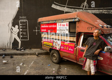 Street Art und Sammeltaxi in der BTS-Station Saphan Taksin stop in Bangkok, Thailand Stockfoto