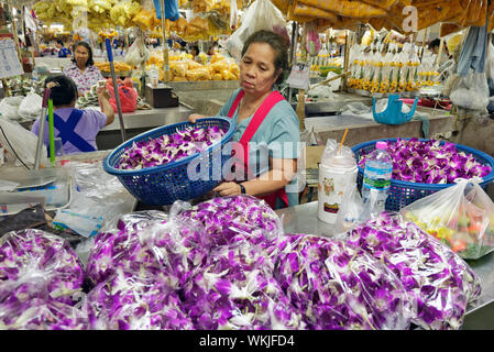 Lila und Weiße Orchideen Blumen für Verkaufen in Pak Khlong Talat in Bangkok, Andamanensee Stockfoto