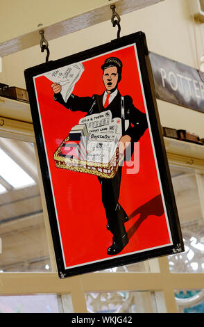 Zeitung junge Anbieter am alten Bahnhof Plakat anmelden Stockfoto