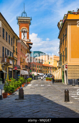 Sestri Levante, Ligurien, Italien - 16. August 2019: Resort an der Riviera Levante/historischen Straßen der Stadt/Bunte Häuser mit Geschäften und Cafe Stockfoto
