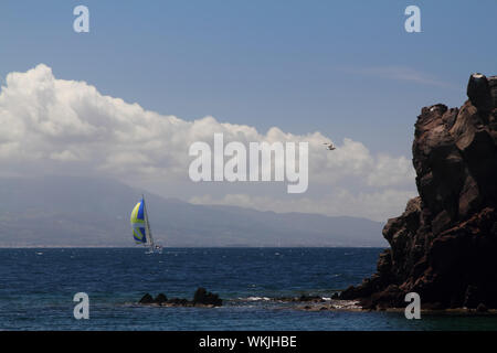 Segelschiff Yachten mit weissen Segeln im Rennen der Regatta auf dem offenen Meer. Stockfoto