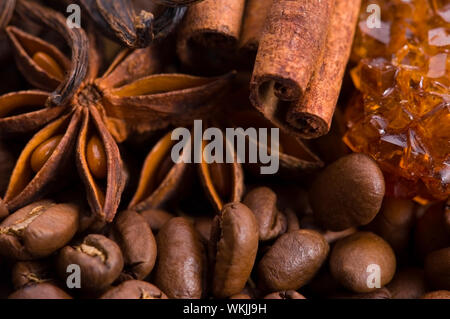 Aroma Kaffee. Zutaten. coffe Beens, Anis, Vanille, Zimt, Stockfoto