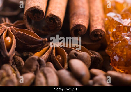Aroma Kaffee. Zutaten. coffe Beens, Anis, Zimt, Zucker Stockfoto