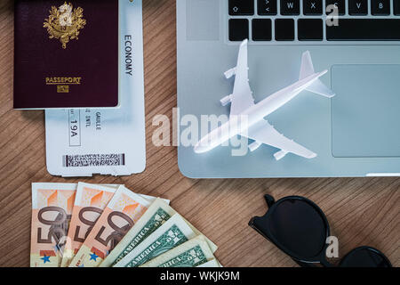 Urlaub wirtschaft Berechnung Reisepass computer Euro Dollar plain Stockfoto