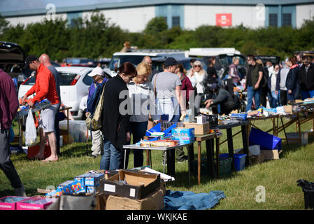 CHELMSFORD, ESSEX/ENGLAND - 1. JUNI 2019 - die Leute, die einen Flohmarkt in Boreham Essex, wo Sie günstige und ungewöhnliche Gegenstände, die während der Summe kaufen können Stockfoto