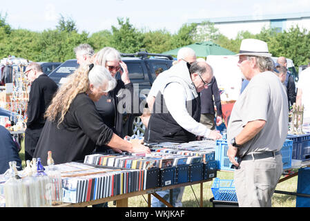 CHELMSFORD, ESSEX/ENGLAND - 1. JUNI 2019 - die Leute, die einen Flohmarkt in Boreham Essex surfen CDs und können diese auch kaufen billig und unusua Stockfoto