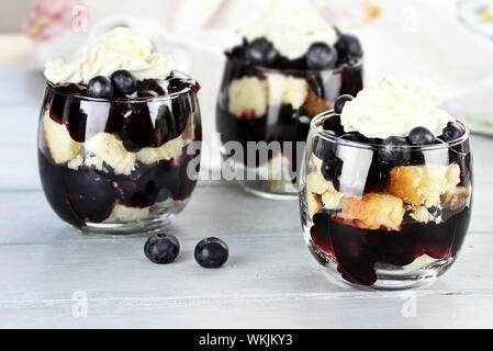 Tomatensuppe mit Sahne, Sauce, kurze Kuchen und reifen Blaubeeren mit extrem geringer Tiefenschärfe. Stockfoto