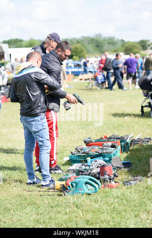 CHELMSFORD, ESSEX/ENGLAND - 1. JUNI 2019 - Männer einen Flohmarkt in Boreham Essex, wo Sie in Übungen und Tools für die Arbeit suchen und kann den Besuch Stockfoto