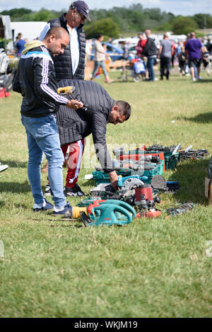 CHELMSFORD, ESSEX/ENGLAND - 1. JUNI 2019 - Männer einen Flohmarkt in Boreham Essex, wo Sie in Übungen und Tools für die Arbeit suchen und kann den Besuch Stockfoto