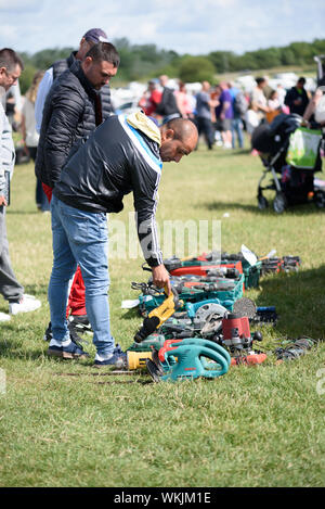 CHELMSFORD, ESSEX/ENGLAND - 1. JUNI 2019 - Männer einen Flohmarkt in Boreham Essex, wo Sie in Übungen und Tools für die Arbeit suchen und kann den Besuch Stockfoto