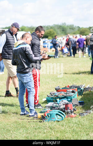 CHELMSFORD, ESSEX/ENGLAND - 1. JUNI 2019 - Männer einen Flohmarkt in Boreham Essex, wo Sie in Übungen und Tools für die Arbeit suchen und kann den Besuch Stockfoto