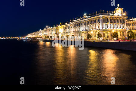 Die Eremitage, Palace Damm beleuchtet bei Nacht von der Newa, St. Petersburg, Russland Stockfoto