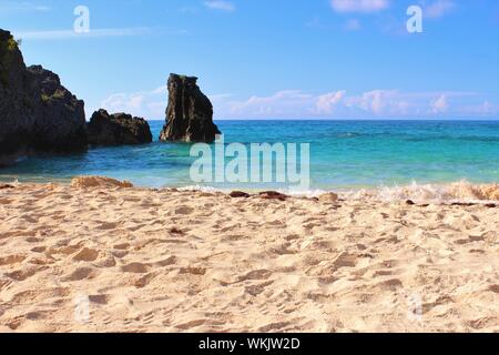 Ein Teil der schönen 'Hidden Beach", einem abgeschiedenen Strand Bucht auf der Insel von Bermuda, mit idyllischen türkisfarbene Meer Wasser und weißem Sand. Stockfoto