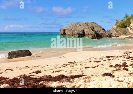 Ein Teil der schönen 'Hidden Beach", einem abgeschiedenen Strand Bucht auf der Insel von Bermuda, mit idyllischen türkisfarbene Meer Wasser und weißem Sand. Stockfoto