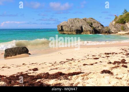 Ein Teil der schönen 'Hidden Beach", einem abgeschiedenen Strand Bucht auf der Insel von Bermuda, mit idyllischen türkisfarbene Meer Wasser und weißem Sand. Stockfoto