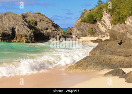 Ein Teil der schönen 'Hidden Beach", einem abgeschiedenen Strand Bucht auf der Insel von Bermuda, mit idyllischen türkisfarbene Meer Wasser und weißem Sand. Stockfoto