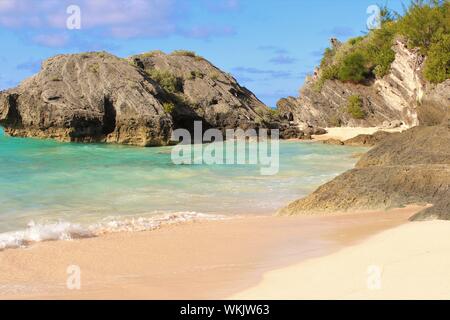 Ein Teil der schönen 'Hidden Beach", einem abgeschiedenen Strand Bucht auf der Insel von Bermuda, mit idyllischen türkisfarbene Meer Wasser und weißem Sand. Stockfoto